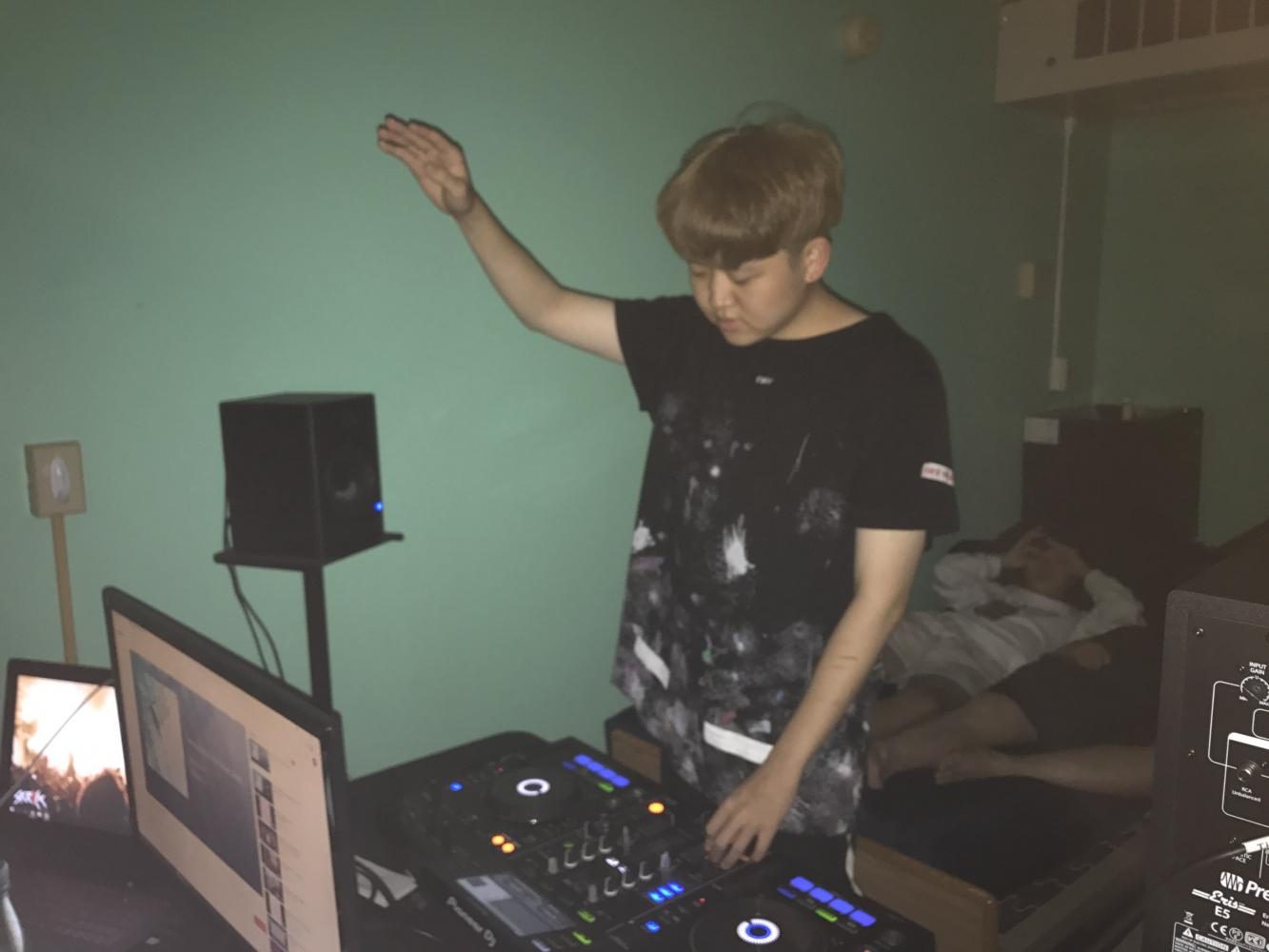 Musical prodigy transforms dorm into  nightclub