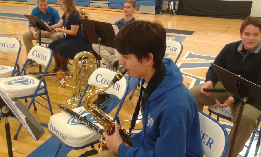 Carlson warms up for Mass