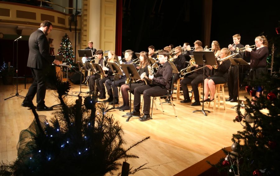 Band performs Christmas music in new theater