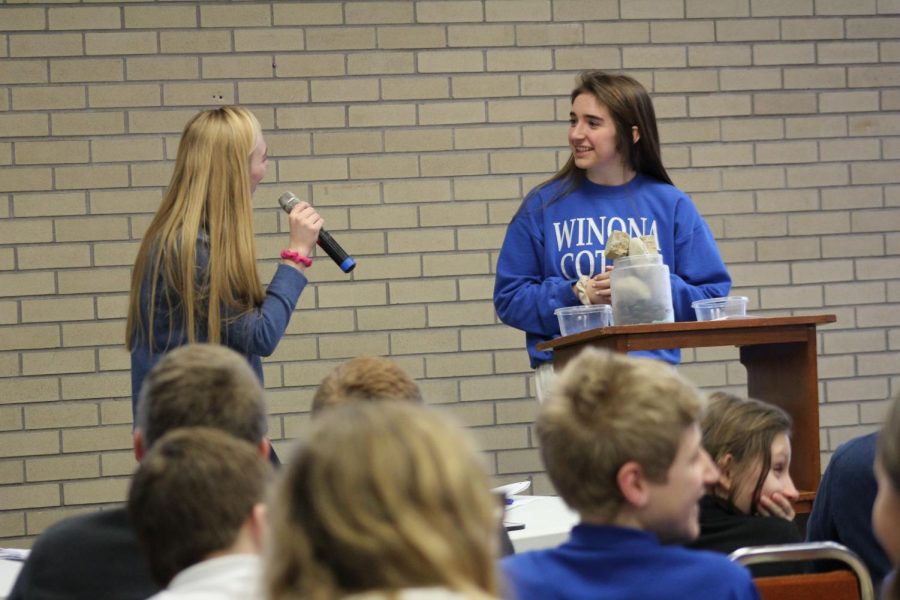 Seniors host 7th grade retreat