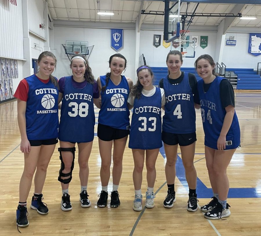 Olivia+gardner%2C+Sera+Speltz%2C+Megan+Morgan%2C+Allyssa+Williams%2C+Ava+Killian%2C+and+Sofia+Sandcork+at+a+basketball+practice+prior+to+playoffs