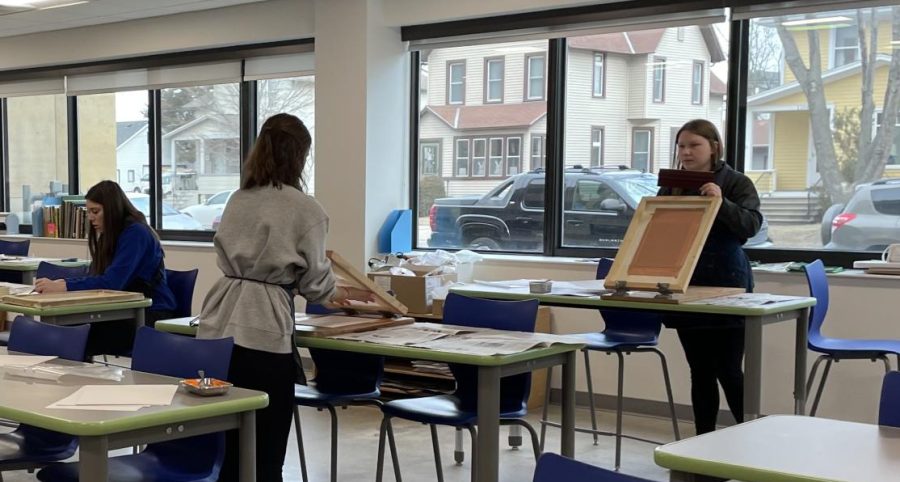 The students working on Screen Printing in Mrs. Forneys art class